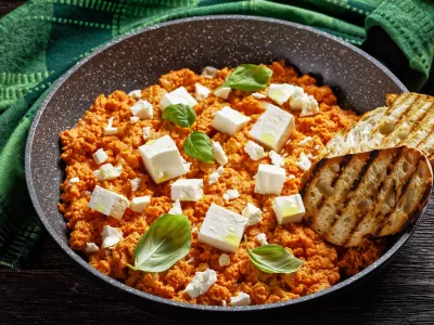 Strapatsada, eggs scrambled with tomatoes and feta cheese in a skillet with toasted bread, horizontal view, greek cuisine / Foto: From_my_point_of_view