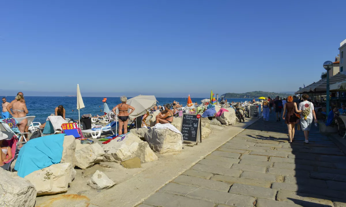 »Vse je naše« turizem: med bizarnimi anekdotami in resnim kriminalom