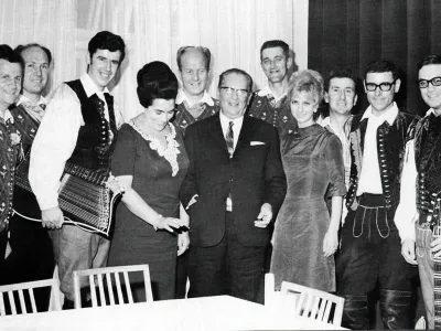 Ansambel Mihe Dovžana z mar&scaron;alom Titom in Jovanko Broz / Foto: Arhiv