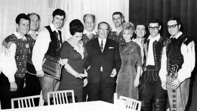 Ansambel Mihe Dovžana z mar&scaron;alom Titom in Jovanko Broz / Foto: Arhiv