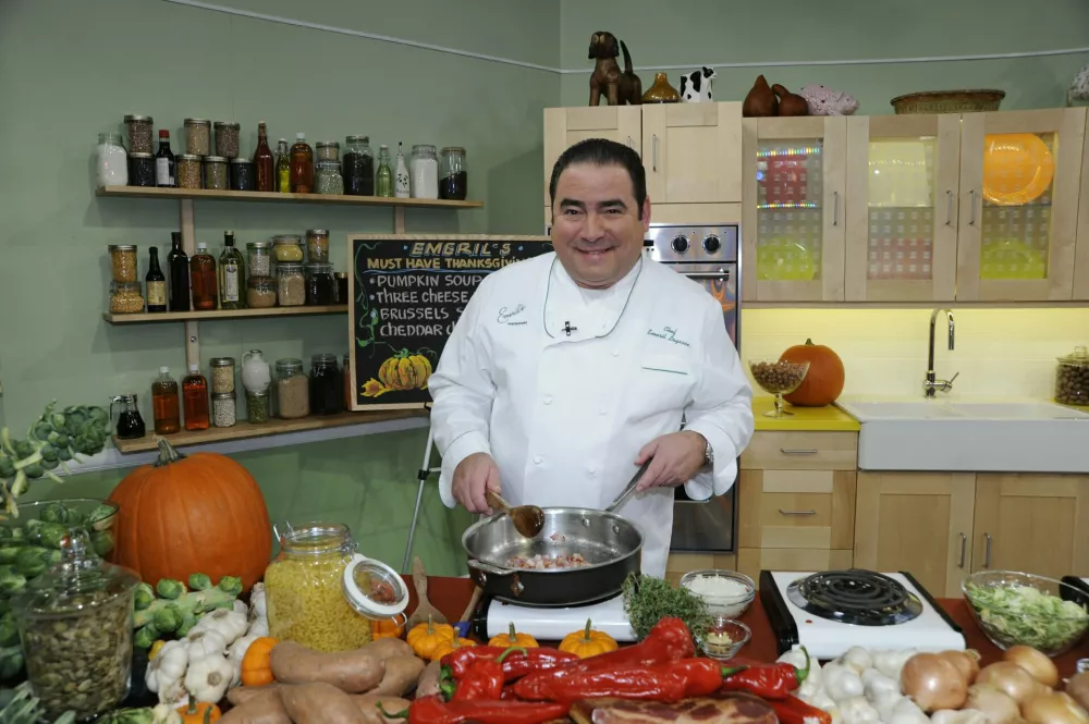 GOOD MORNING AMERICA - Emeril Lagasse prepares Thanksgiving must-haves on GOOD MORNING AMERICA, 11/23/09 on the the Walt Disney Television Network. GM09 (Photo by Donna Svennevik/Disney General Entertainment Content via Getty Images) / Foto: Donna Svennevik