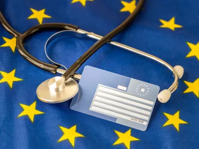 European health insurance card, Healthy Concept, EU document confirming the right to treatment outside of your own country, Travel insurance for Europeans traveling to EU and EFTA countries / Foto: Andrzej Rostek Getty Images