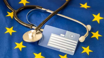 European health insurance card, Healthy Concept, EU document confirming the right to treatment outside of your own country, Travel insurance for Europeans traveling to EU and EFTA countries / Foto: Andrzej Rostek Getty Images