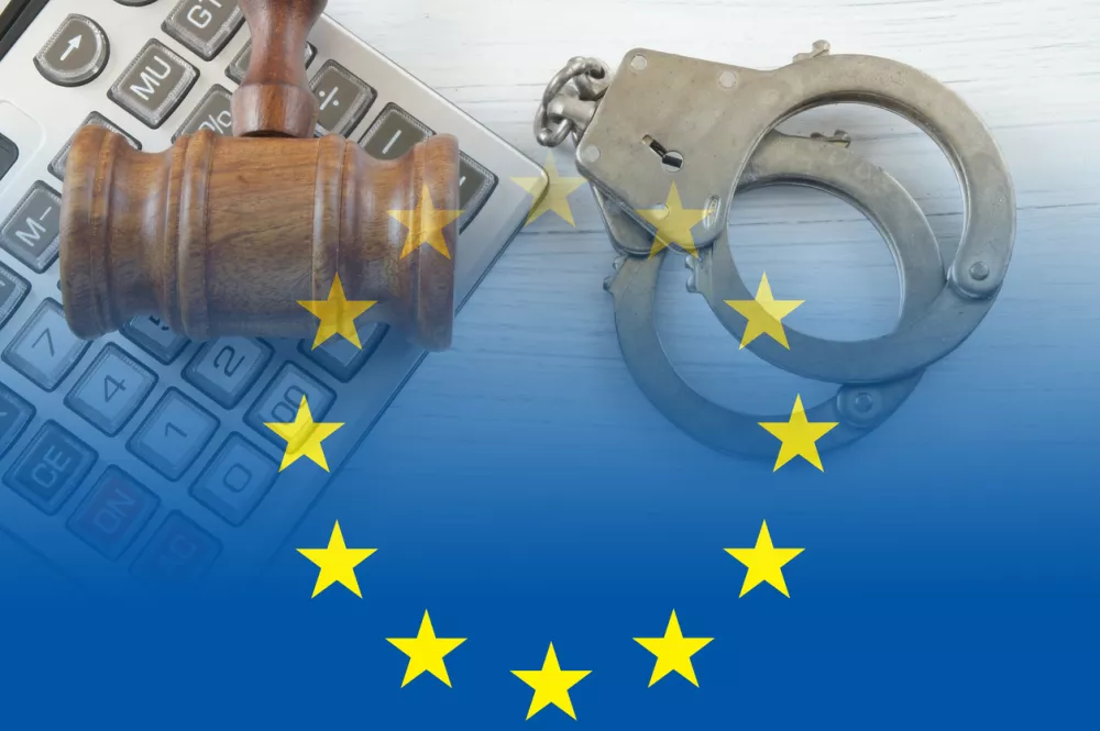 Wooden judge gavel, handcuffs and calculator, collage with flag of Europe Union / Foto: Valerii Evlakhov Getty Images/istockphoto