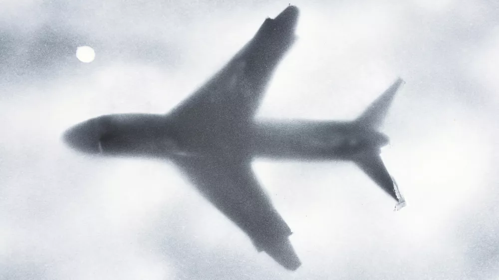 drawing of a plane with spray paint on black paper background / Foto: Curtoicurto Getty Images