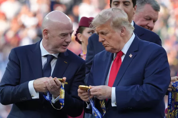 FIFA President Gianni Infantino, left, and President Donald Trump comment on the medals as they wait to congratulate the Spanish players after the World Cup final soccer match between Spain and Argentina in East Rutherford, N.J., near New York, Sunday, July 19, 2026. (AP Photo/Jacquelyn Martin) / Foto: Jacquelyn Martin
