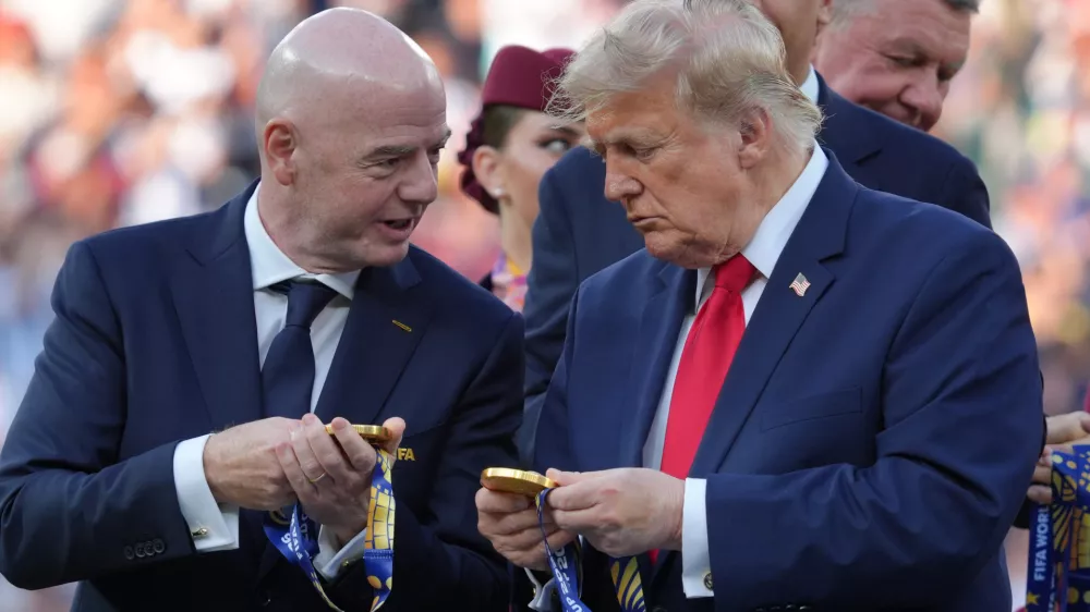 FIFA President Gianni Infantino, left, and President Donald Trump comment on the medals as they wait to congratulate the Spanish players after the World Cup final soccer match between Spain and Argentina in East Rutherford, N.J., near New York, Sunday, July 19, 2026. (AP Photo/Jacquelyn Martin) / Foto: Jacquelyn Martin