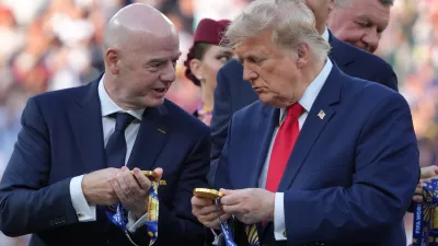 FIFA President Gianni Infantino, left, and President Donald Trump comment on the medals as they wait to congratulate the Spanish players after the World Cup final soccer match between Spain and Argentina in East Rutherford, N.J., near New York, Sunday, July 19, 2026. (AP Photo/Jacquelyn Martin) / Foto: Jacquelyn Martin
