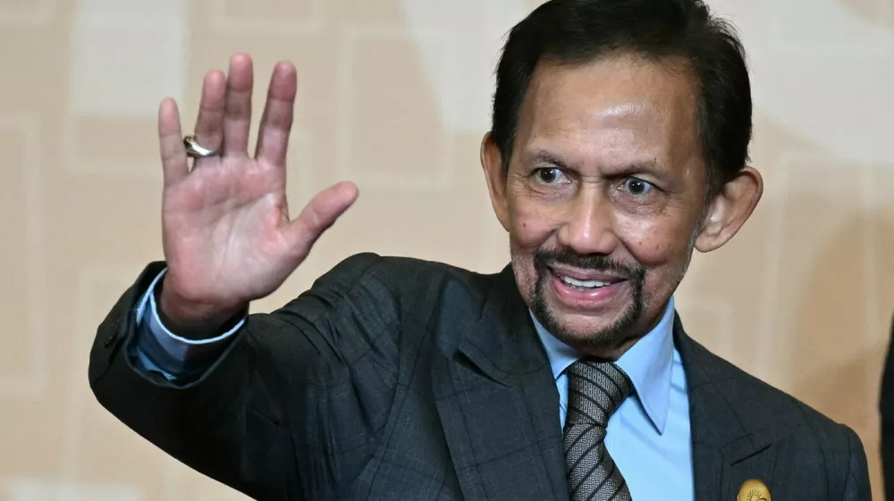 Sultan of Brunei Haji Hassanal Bolkiah waves upon arrival at the APEC Economic Leaders' Meeting (AELM) at the Convention Centre in Lima, on November 16, 2024.,Image: 935157765, License: Rights-managed, Restrictions:, Model Release: no / Foto: Profimedia