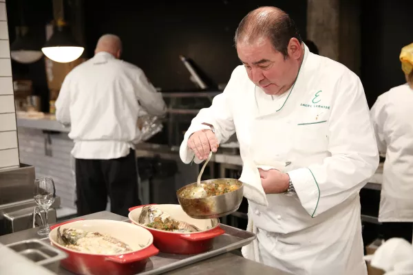 BROOKLYN, NY - OCTOBER 12: Chef Emeril Lagasse prepares a dish to be served during Dinner With Emeril Lagasse, Timon Balloo And Philip Buccieri Capital One Cardholder Exclusive at SUGARCANE raw bar grill on October 12, 2018 in Brooklyn, New York. Monica Schipper,Image: 390956745, License: Rights-managed, Restrictions:, Model Release: no / Foto: Profimedia