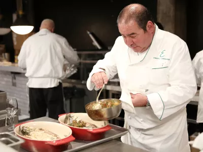 BROOKLYN, NY - OCTOBER 12: Chef Emeril Lagasse prepares a dish to be served during Dinner With Emeril Lagasse, Timon Balloo And Philip Buccieri Capital One Cardholder Exclusive at SUGARCANE raw bar grill on October 12, 2018 in Brooklyn, New York. Monica Schipper,Image: 390956745, License: Rights-managed, Restrictions:, Model Release: no / Foto: Profimedia