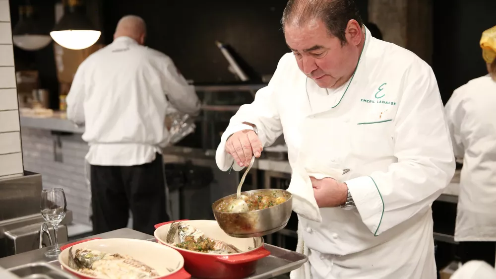 BROOKLYN, NY - OCTOBER 12: Chef Emeril Lagasse prepares a dish to be served during Dinner With Emeril Lagasse, Timon Balloo And Philip Buccieri Capital One Cardholder Exclusive at SUGARCANE raw bar grill on October 12, 2018 in Brooklyn, New York. Monica Schipper,Image: 390956745, License: Rights-managed, Restrictions:, Model Release: no / Foto: Profimedia