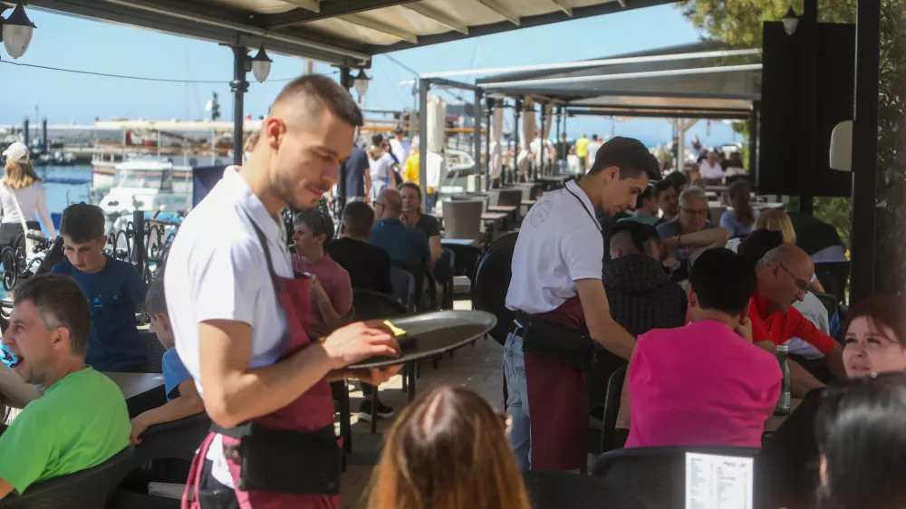 - 29.04.2024. Natakarja v kavarni in sla&scaron;čičarni v Izoli._strežba, gostinstvo, turizem, pomanjkanje turističnih delavcev.- Predlog za prvomajsko čestitko. //FOTO: Bojan Velikonja