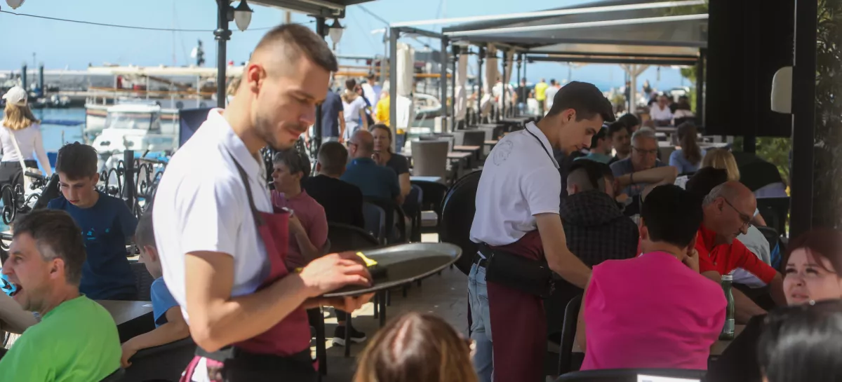 - 29.04.2024. Natakarja v kavarni in sla&scaron;čičarni v Izoli._strežba, gostinstvo, turizem, pomanjkanje turističnih delavcev.- Predlog za prvomajsko čestitko. //FOTO: Bojan Velikonja