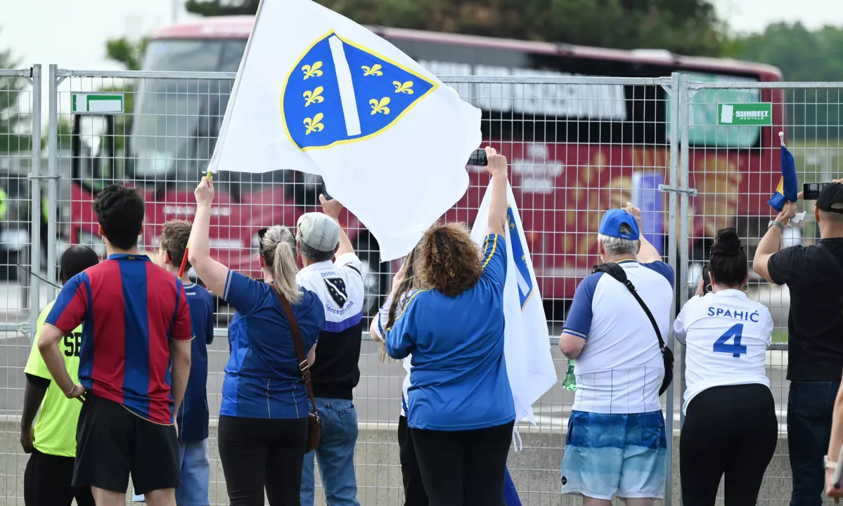 Pred začetkom nogometnega spektakla pretiranega zanimanja za