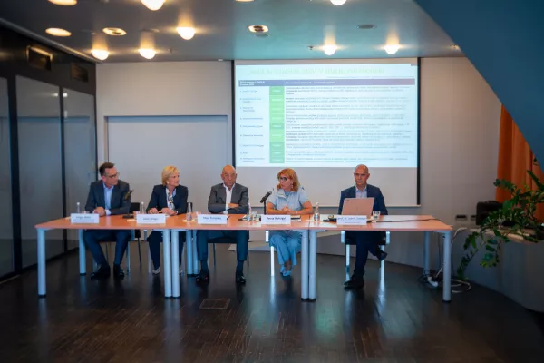 Ljubljana, GZS.Novinarska konferenca GZS, na kateri so skupaj z nekaterimi gospodarstveniki predstavili pogled na prihodnji razvoj Slovenije.
