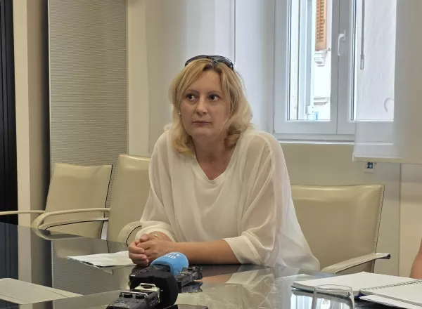 Ur&scaron;ka Klančar, kmetijska svetovalka KGZ Nova Gorica, je opozorila na &scaron;kodo, ki jo je betonska voda z gradbi&scaron;č povzročila kmetom na najbolj&scaron;ih kmetijskih zemlji&scaron;čih v dolini pod Dekani. / Foto: Katja Gle&scaron;čič 
