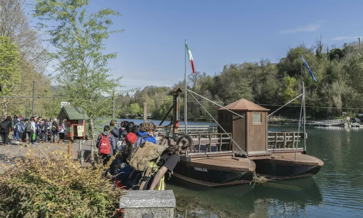 Na reki Adda v severni Italiji je znova začel pluti trajekt,