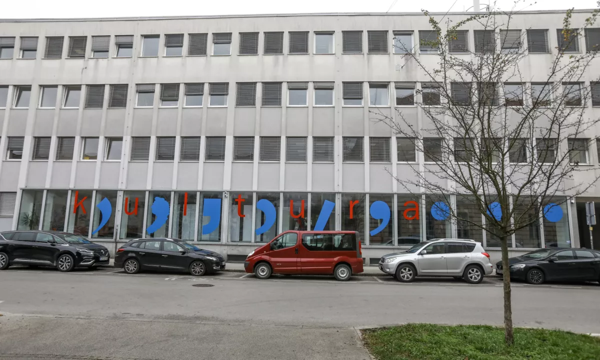 Pred stavbo ministrstva za kulturo brez mavrične zastave