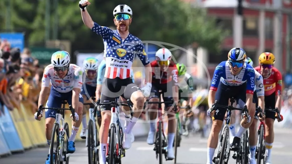 Tour Auvergne - Rhone-Alpes 2026 Stage 4 MONTROND-LES-BAINS, FRANCE - JUNE 10: Simmons Quinn USA of Lidl - Trek wins, second place for Fisher-Black Finn NZL of Red Bull - BORA - Hansgrohe, third place for Vercher Matteo FRA of TotalEnergies during stage 4 of the 78th edition of Tour Auvergne - Rhone-Alpes an UCI World Tour 2.UWT cycling road race stage for Men Elite of 167.4 km with start in Le Puy-en-Velay and finish in Montrond-les-Bains on June 10, 2026 in Montrond-les-Bains, France, 10/06/2026 Motordriver Guy De Vuyst - Montrond-les-Bains France Copyright: xVincentxKalutx,Fotografija: 1109307045, Licenca: Rights-managed, Omejitve: PUBLICATIONxNOTxINxFRAxBEL, Izdaja modela: no 