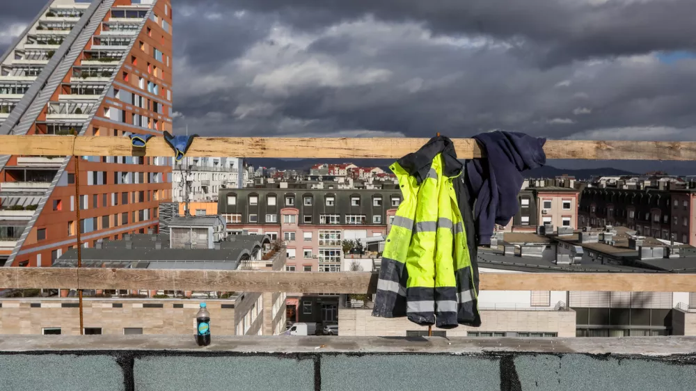 - Simbolična fotografija, Gradbeni&scaron;tvo, gradbeni delavci, poslovodenje,- 29.01.2025. - Vodeni ogled gradnje poslovno stanovanjskega objekta Vilharia, ki ga gradi podjetje Corwin iz Slova&scaron;ke.//FOTO: Bojan Velikonja