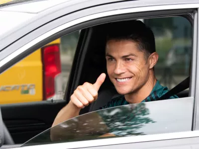 TURIN, ITALY - MAY 19: Juventus' Portuguese forward Cristiano Ronaldo exit in his car to resume training after a quarantine on May 19, 2020 at the club's Continassa training ground in Turin, as the country's lockdown is easing after over two months, aimed at curbing the spread of the COVID-19 infection, caused by the novel coronavirus. during the Cristiano Ronaldo arrival at the Turin on May 19, 2020 in Turin Italy (Photo by Mattia Ozbot/Soccrates/Getty Images) / Foto: Soccrates Images