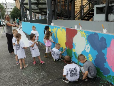 - 27.06.2023 &ndash; Metelkova mesto - PIECE OF CAKE v sklopu SLAF, tretjič - Otroci vrtca Vodmat iz skupine Krtki so ustvarjali svoj mural osredotočen na za&scaron;čito čebel v urbanem okolju. - grafitarska delavnica -//FOTO: Tomaž Skale