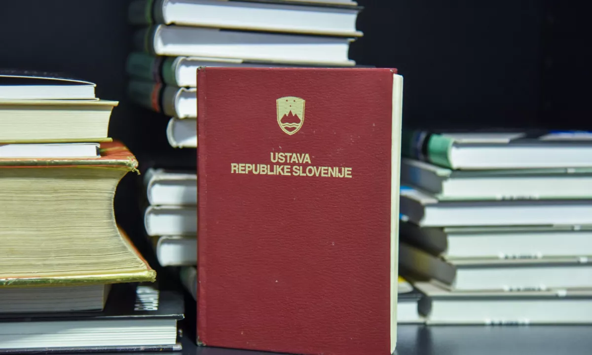 Odvzem volilne pravice tujcem na lokalnih volitvah posega v ustavno varovane pravice