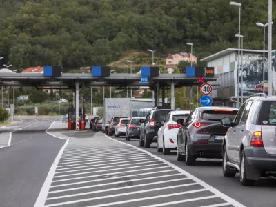 - kolona na meji- mejni prehod Dragonja - slovensko-hrva&scaron;ka meja- policija izvaja selektivni nadzor za vse, ki vstapojo iz Hrva&scaron;ke. - 2110.2023 &ndash; ponovni začasni nadzor na mejnih prehodih - uvedba deset dnevnega nadzora na mejah s Hrva&scaron;ko in Madžarsko - 12 kontrolnih točk na hrva&scaron;ki in dve na madžarski meji - //FOTO: Bojan Velikonja