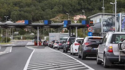 - kolona na meji- mejni prehod Dragonja - slovensko-hrva&scaron;ka meja- policija izvaja selektivni nadzor za vse, ki vstapojo iz Hrva&scaron;ke. - 2110.2023 &ndash; ponovni začasni nadzor na mejnih prehodih - uvedba deset dnevnega nadzora na mejah s Hrva&scaron;ko in Madžarsko - 12 kontrolnih točk na hrva&scaron;ki in dve na madžarski meji - //FOTO: Bojan Velikonja