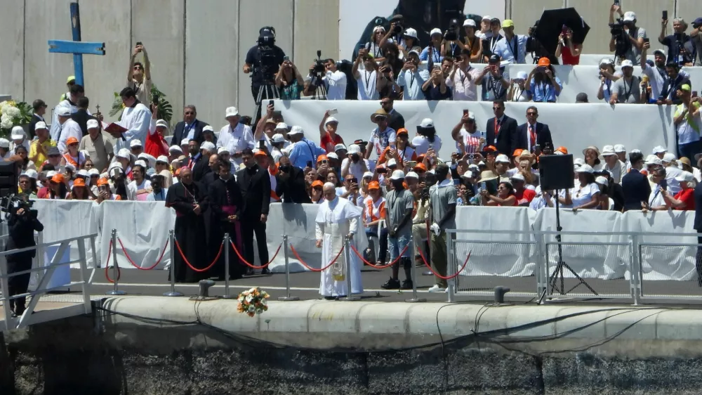 Pope Leo XIV makes a floral offering to migrants lost at sea at the dock of the Port of Arguineguin in Gran Canaria, Spain, June 11, 2026. REUTERS/Elena Rodriguez