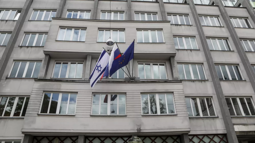 - izraelska, slovenska in evropska zastava na poslopju slovenske vlade - 15.05.2021 &ndash; Vlada Republike Slovenije - izobe&scaron;ena zastava Izraela na pročelju poslopja vlade v znak solidarnosti z Izraelom - Gregorčičeva ulica //FOTO: LUKA CJUHA.