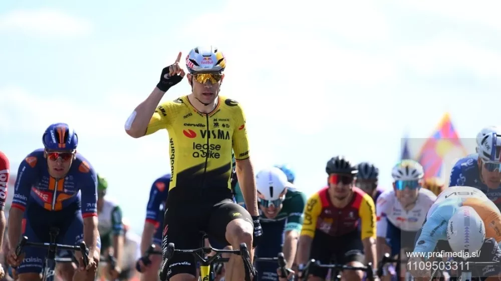 PARC DES OISEAUX - VILLARS-LES-DOMBES, FRANCE - JUNE 11: Van Aert Wout (BEL) of Team Visma Lease a Bike wins the sprint, second place for Hofstetter Hugo (FRA) of NSN Cycling Team during stage 5 of the 78th edition of Tour Auvergne - Rhone-Alpes an UCI World Tour 2.UWT cycling road race stage for Men Elite of 195.8 km with start in Saint-Chamond and finish in Parc des Oiseaux - Villars-les-Dombes on June 11, 2026 in Parc des Oiseaux - Villars-les-Dombes, France, 11/06/2026 (Motordriver Guy De Vuyst -,Fotografija: 1109503311, Licenca: Rights-managed, Omejitve:, Izdaja modela: no 