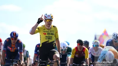 PARC DES OISEAUX - VILLARS-LES-DOMBES, FRANCE - JUNE 11: Van Aert Wout (BEL) of Team Visma Lease a Bike wins the sprint, second place for Hofstetter Hugo (FRA) of NSN Cycling Team during stage 5 of the 78th edition of Tour Auvergne - Rhone-Alpes an UCI World Tour 2.UWT cycling road race stage for Men Elite of 195.8 km with start in Saint-Chamond and finish in Parc des Oiseaux - Villars-les-Dombes on June 11, 2026 in Parc des Oiseaux - Villars-les-Dombes, France, 11/06/2026 (Motordriver Guy De Vuyst -,Fotografija: 1109503311, Licenca: Rights-managed, Omejitve:, Izdaja modela: no 