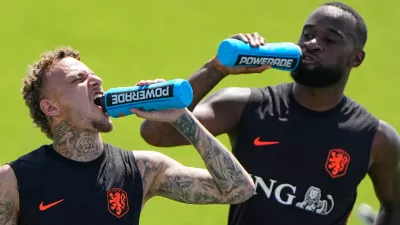 Netherlands' Noa Lang, left and Brian Brobbey take a hydration break during practice for the World Cup soccer tournament, Wednesday, June 10, 2026 in Riverside, Mo. (AP Photo/Charlie Riedel)