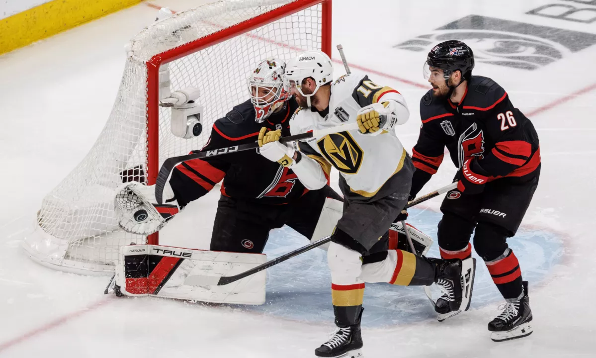 Carolina ugnala Vegas in povedla v finalu NHL