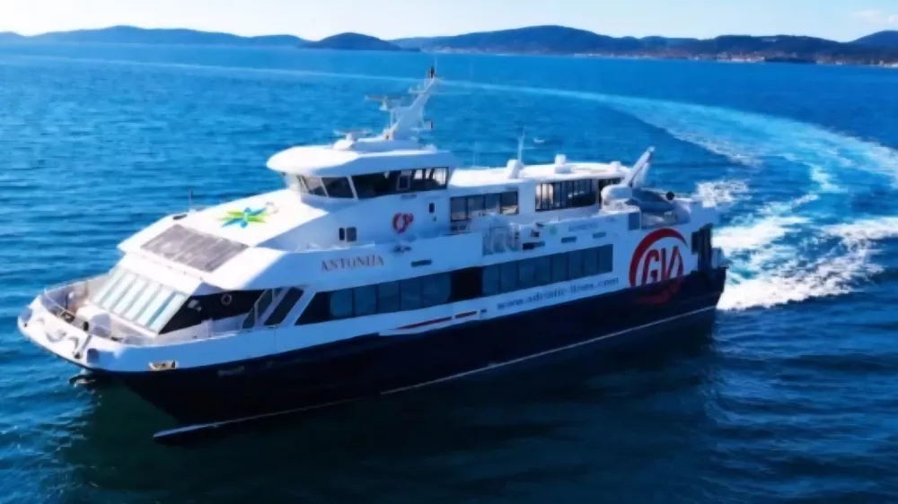Pred začetkom vrhunca poletne turistične sezone je zaživela nova katamaranska povezava med Dubrovnikom, Kotorjem in Budvo. Foto: Adriatic Lines