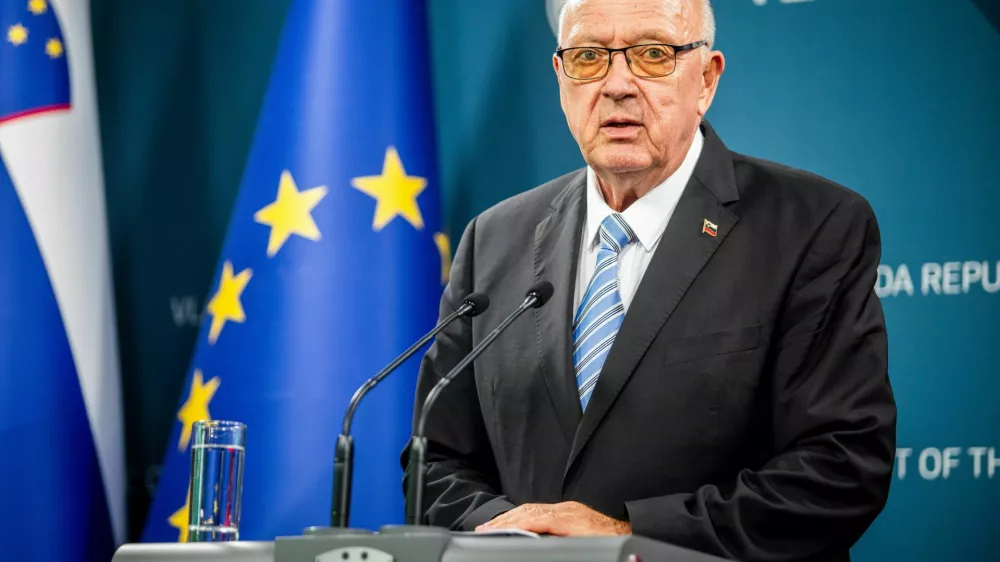 Ljubljana, vlada.Novinarska konferenca drzavnega sekretarja v KPV Vinko Gorenak
