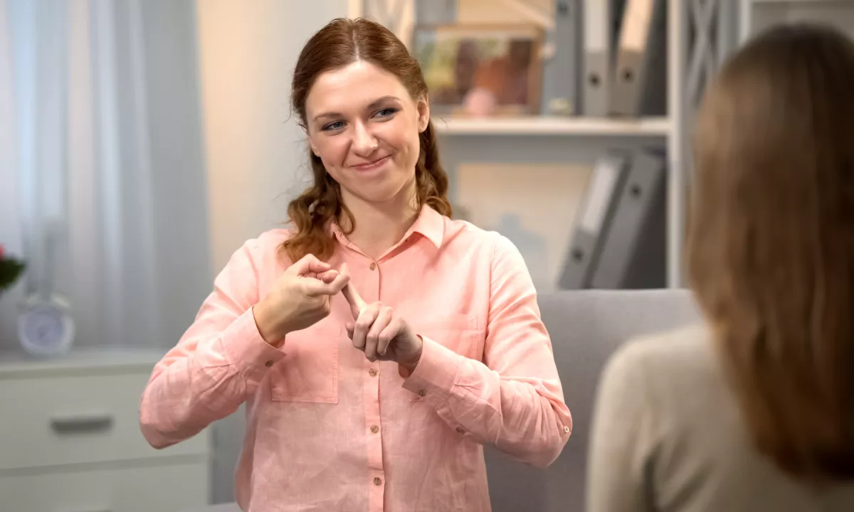 Ustavna pravica gluhih še čaka na sistemske rešitve
