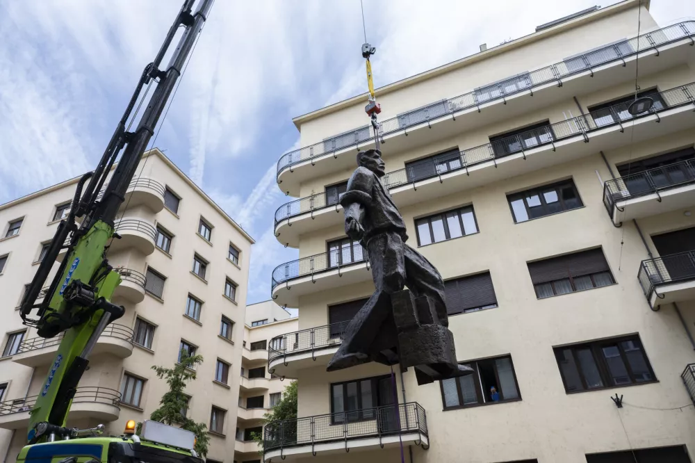 13.06.2026 - &Scaron;tefanova ulica - postavljajanje kipa Sejalca - Sejalec FOTO: Nik Erik Neubauer