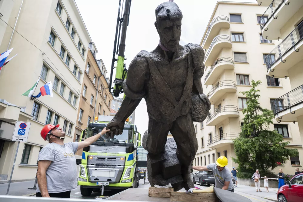 13.06.2026 - &Scaron;tefanova ulica - postavljajanje kipa Sejalca - Sejalec FOTO: Nik Erik Neubauer
