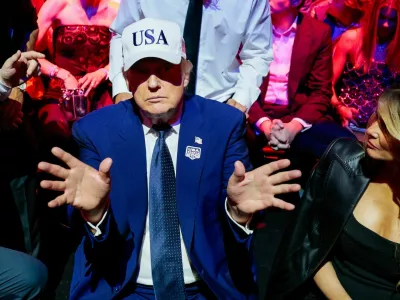 U.S. President Donald Trump gestures next to first lady Melania Trump during UFC Freedom 250 on the South Lawn of the White House in Washington, D.C., U.S., June 15, 2026. REUTERS/Evan Vucci/Pool / Foto: Evan Vucci