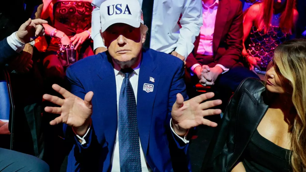 U.S. President Donald Trump gestures next to first lady Melania Trump during UFC Freedom 250 on the South Lawn of the White House in Washington, D.C., U.S., June 15, 2026. REUTERS/Evan Vucci/Pool / Foto: Evan Vucci