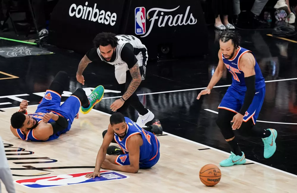 Julian Champagnie (Spurs) in Jalen&nbsp;Brunson (Knicks) v boju za žogo. Foto:&nbsp;Dustin Safranek-Imagn Images