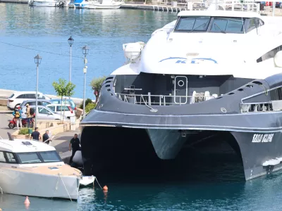 14.06.2026., Milna - Nakon pomorske nesrece koja se danas dogodila kod Splitskih vrata izmedjuu Braca i Solte, u Milni se provodi policijski ocevid na jednom od plovila ukljucenih u sudar. Prema informacijama Ministarstva mora, prometa i infrastrukture, u nesreci su sudjelovali putnicki brod i jedrilica francuske zastave koja je nakon sudara potonula. Na jedrilici se nalazilo osam osoba, od kojih su tri smrtno stradale, za jednom se jos traga, dok su cetiri osobe spasene i prevezene u KBC Split te su izvan zivotne opasnosti. Photo: Ivo Cagalj/PIXSELL