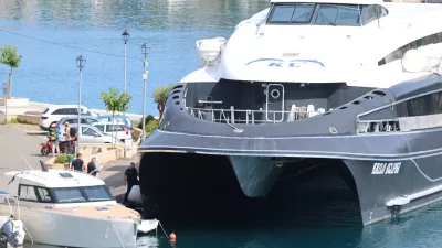 14.06.2026., Milna - Nakon pomorske nesrece koja se danas dogodila kod Splitskih vrata izmedjuu Braca i Solte, u Milni se provodi policijski ocevid na jednom od plovila ukljucenih u sudar. Prema informacijama Ministarstva mora, prometa i infrastrukture, u nesreci su sudjelovali putnicki brod i jedrilica francuske zastave koja je nakon sudara potonula. Na jedrilici se nalazilo osam osoba, od kojih su tri smrtno stradale, za jednom se jos traga, dok su cetiri osobe spasene i prevezene u KBC Split te su izvan zivotne opasnosti. Photo: Ivo Cagalj/PIXSELL
