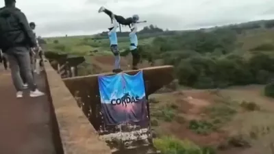21-letnico so pozabili privezati na vrv, preden so jo zalučali v globino. 