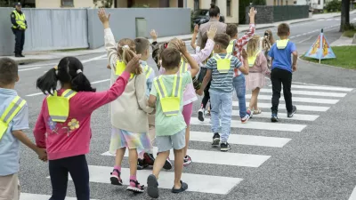 Cerklje na Gorenjskem, Osnovna sola Davorina Jenka.Spremstvo otrok pri varnem prehodu cez cesto po solski poti v organizaciji ministrstva za infrastrukturo, Agencije za varnost prometa, Policije in Obcine Cerklje na Gorenjskem.