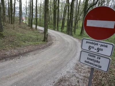 - cesta za lokalni promet - prometni znak prepovedan promet v eno smer razen za kmetijsko mehanizacijo - 18.04.2023 - naselje Gumni&scaron;če ob glavni cesti &Scaron;kofljica &ndash; Kočevje //FOTO: Jaka Gasar