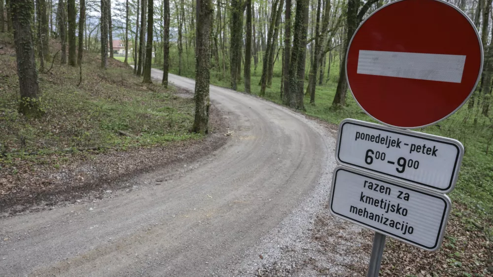 - cesta za lokalni promet - prometni znak prepovedan promet v eno smer razen za kmetijsko mehanizacijo - 18.04.2023 - naselje Gumni&scaron;če ob glavni cesti &Scaron;kofljica &ndash; Kočevje //FOTO: Jaka Gasar